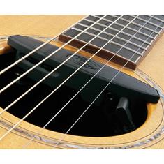 Schertler - Magnetisk soundhole pickup system - M-AG6-BK på guitar fra venstre