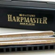 Suzuki Harpmaster MR-200 Harmonica close